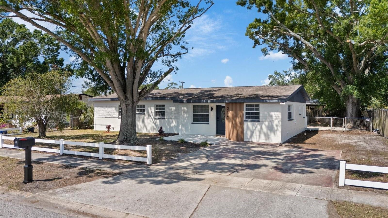 324 Country Club Dr