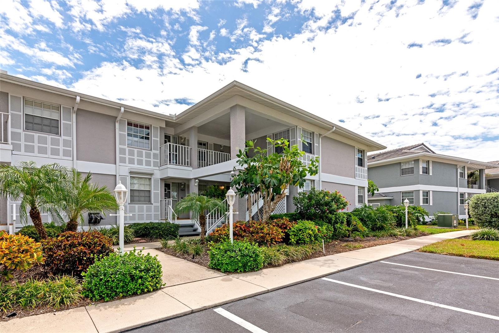 1145 Edgewater Cir #1145