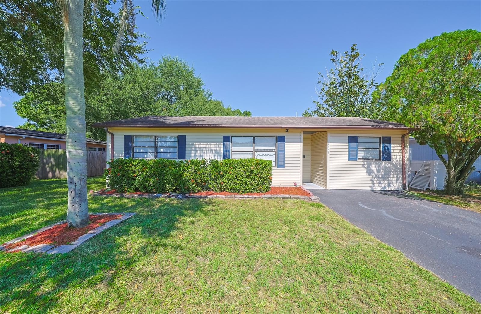 1507 76th Ave N