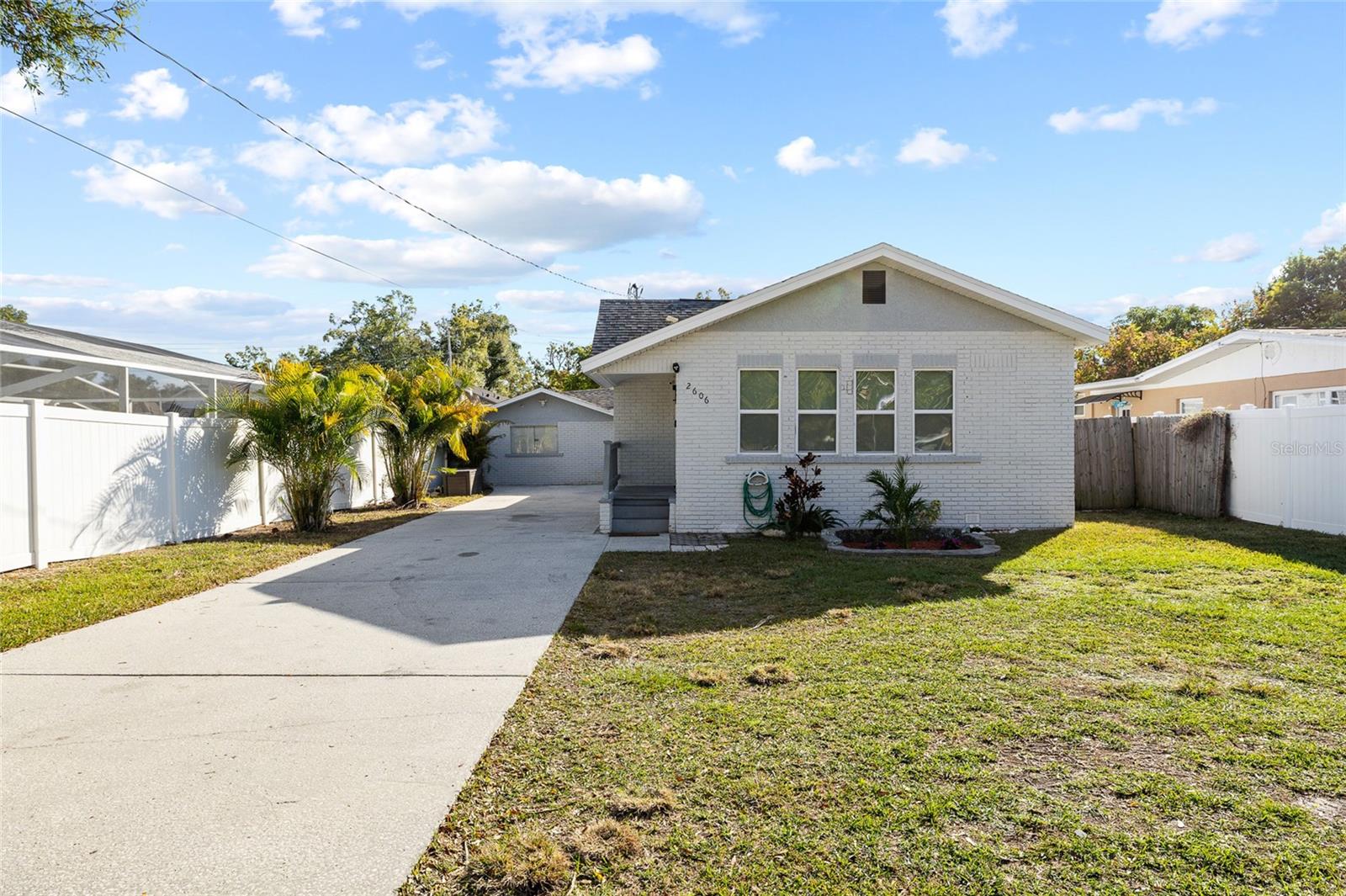 2606 W Henry Ave