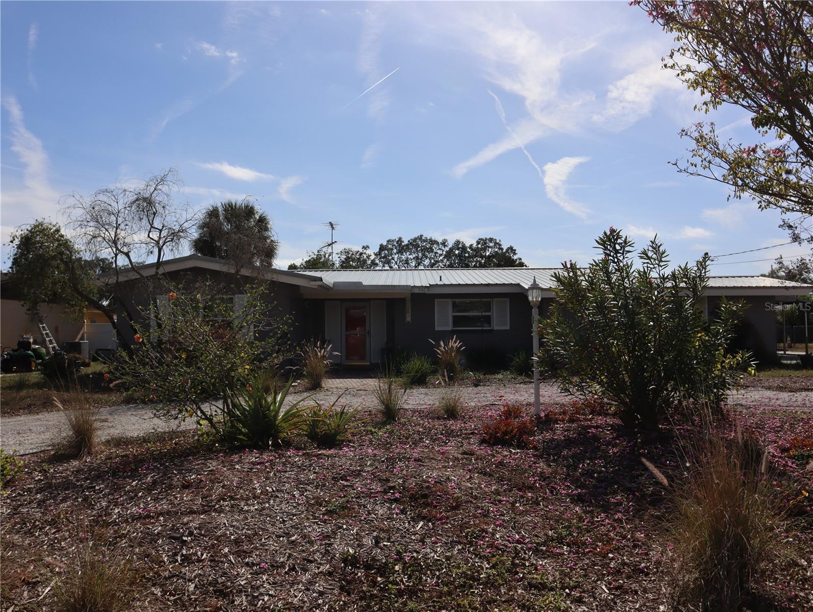 940 Oleander Dr SE