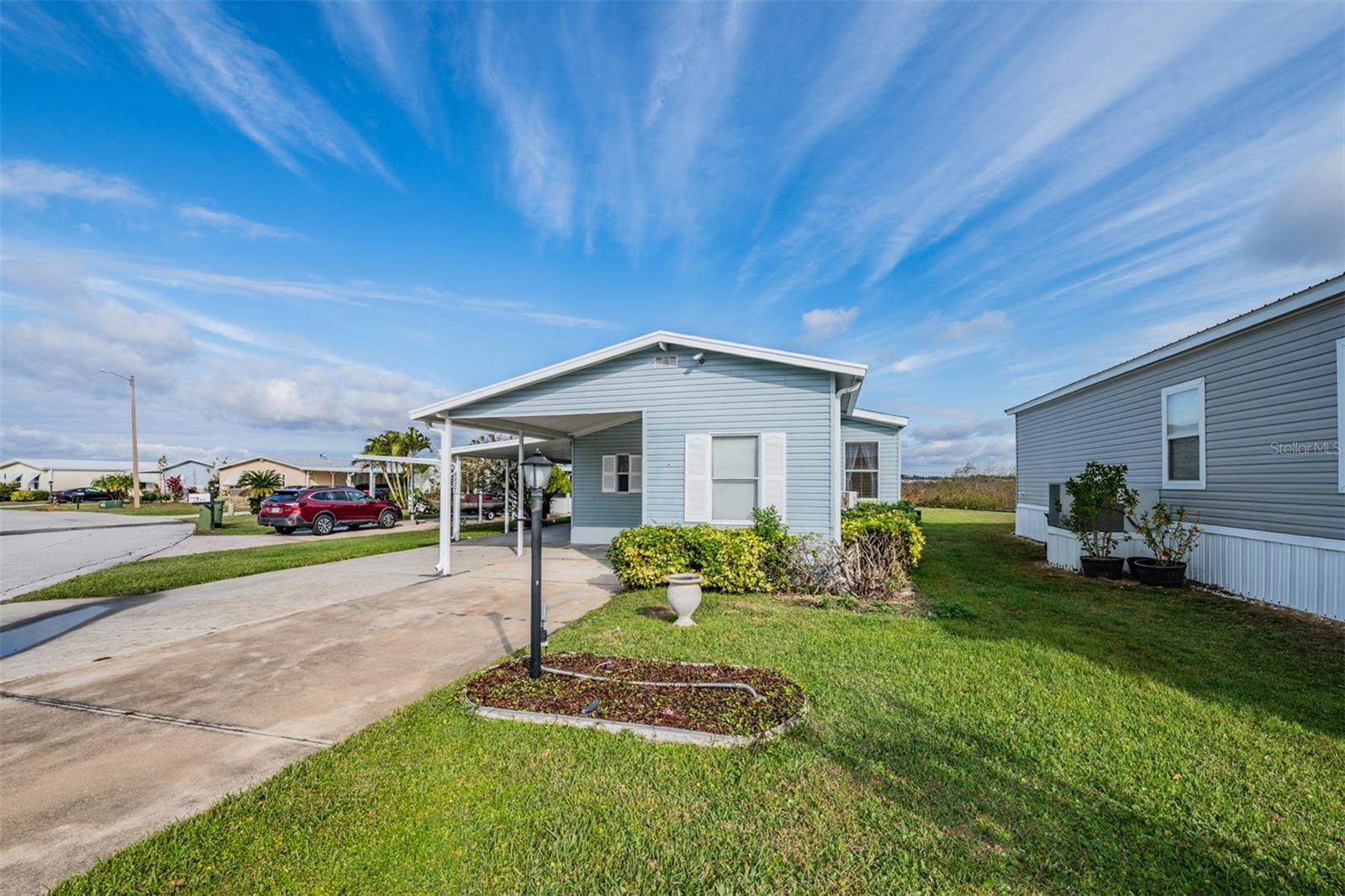 6827 S Lake Henry Dr NE