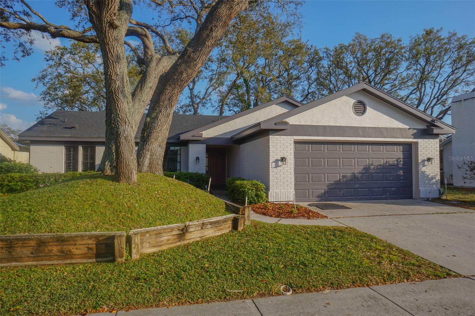 2906 Windridge Dr