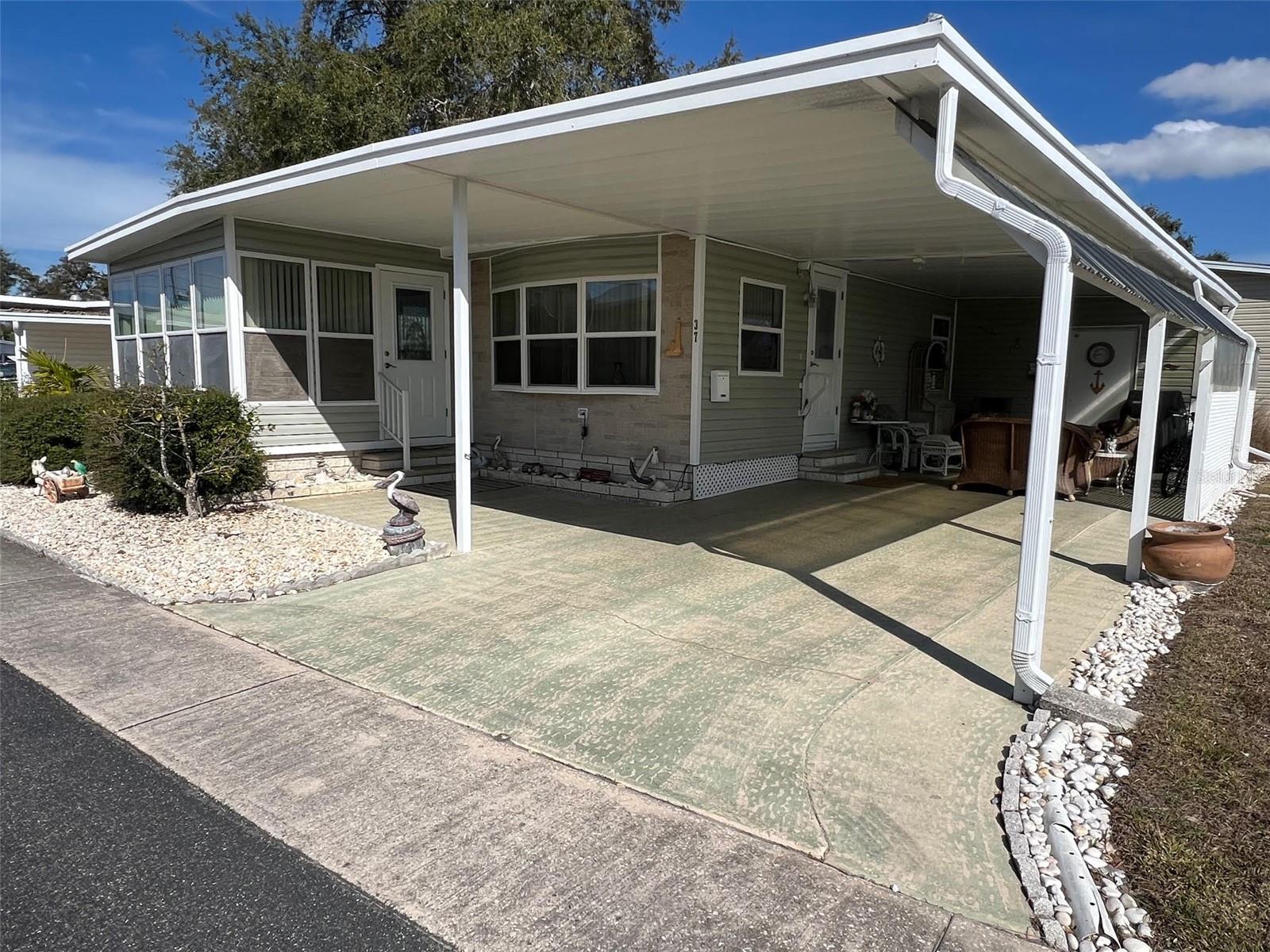 37 Pindo Palm St W