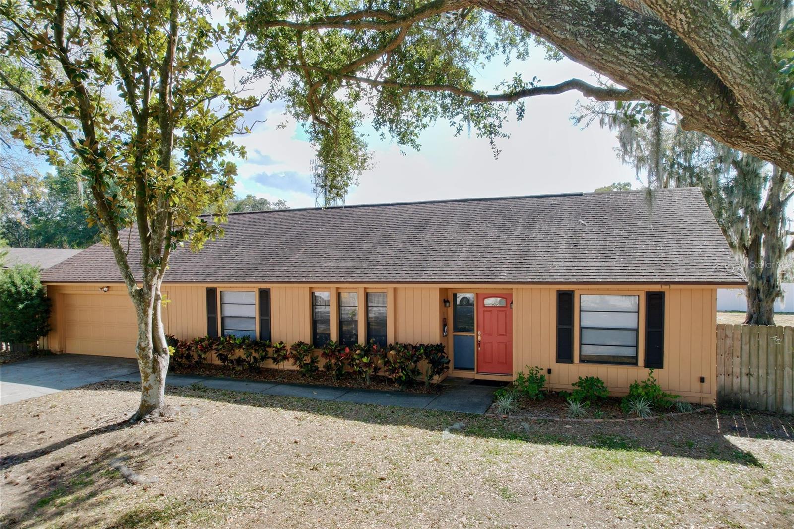 2205 Roslyn Ln