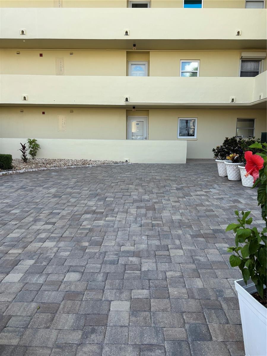 4725 Cove Cir #104