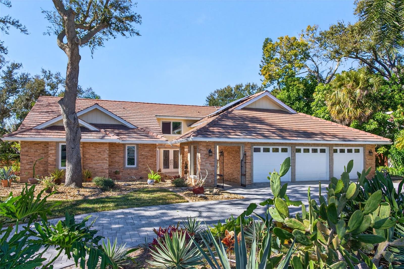 2392 Landings Cir