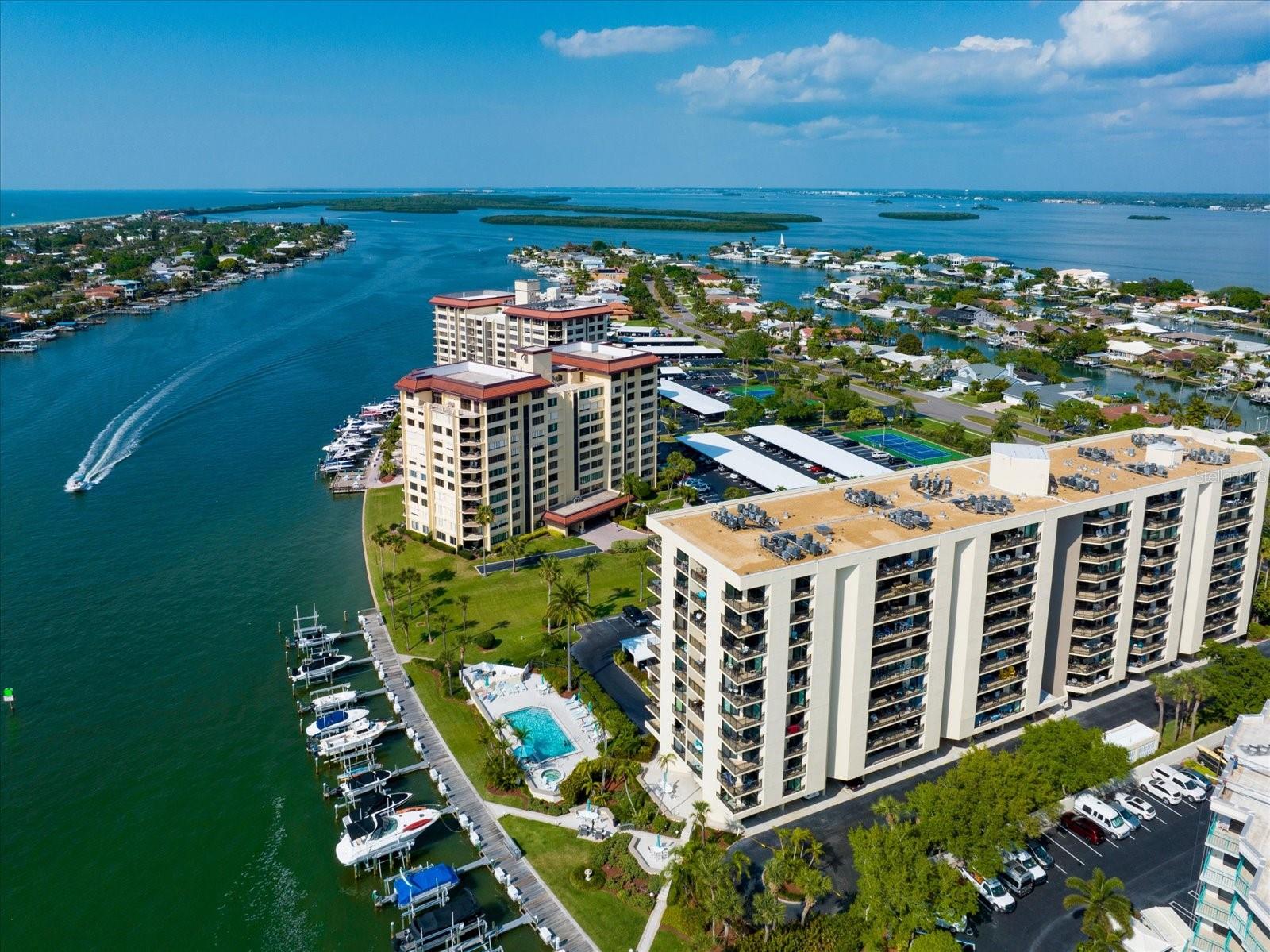 690 Island Way #909