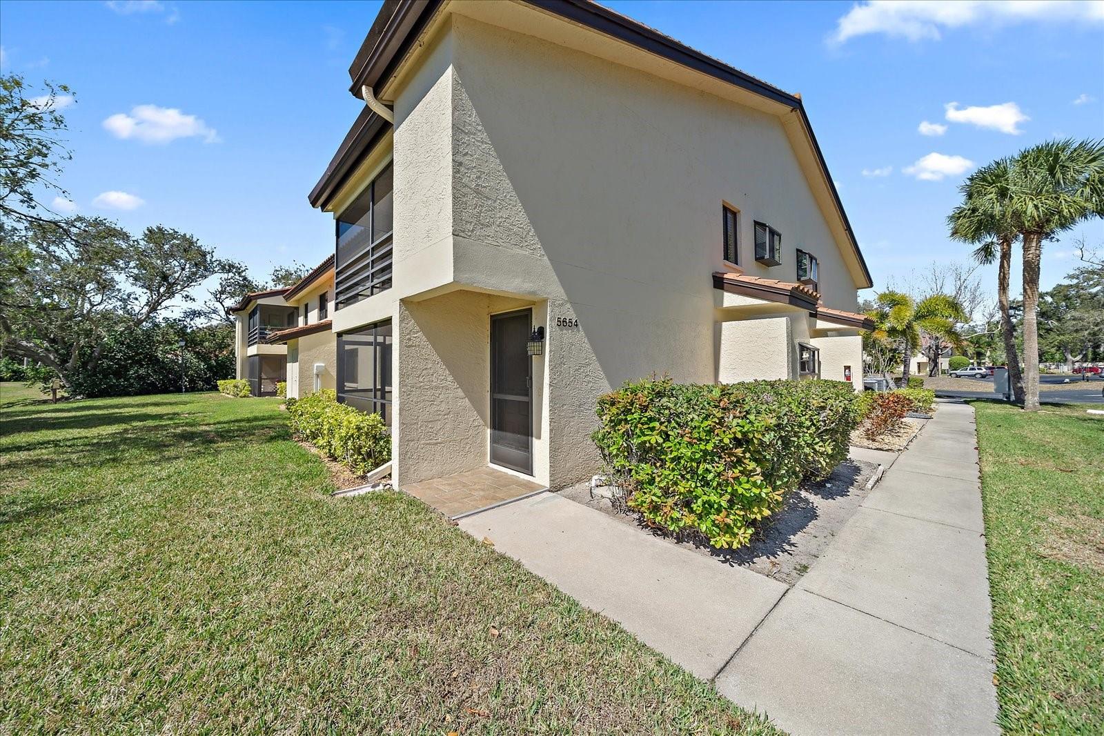 5654 Gardens Dr