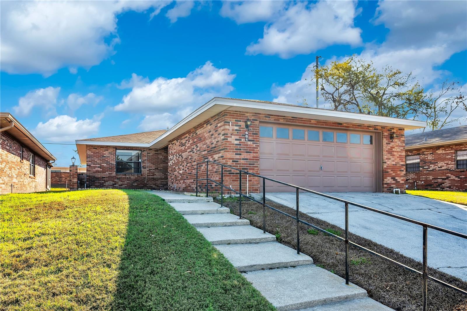 661 Lake Carolyn Cir