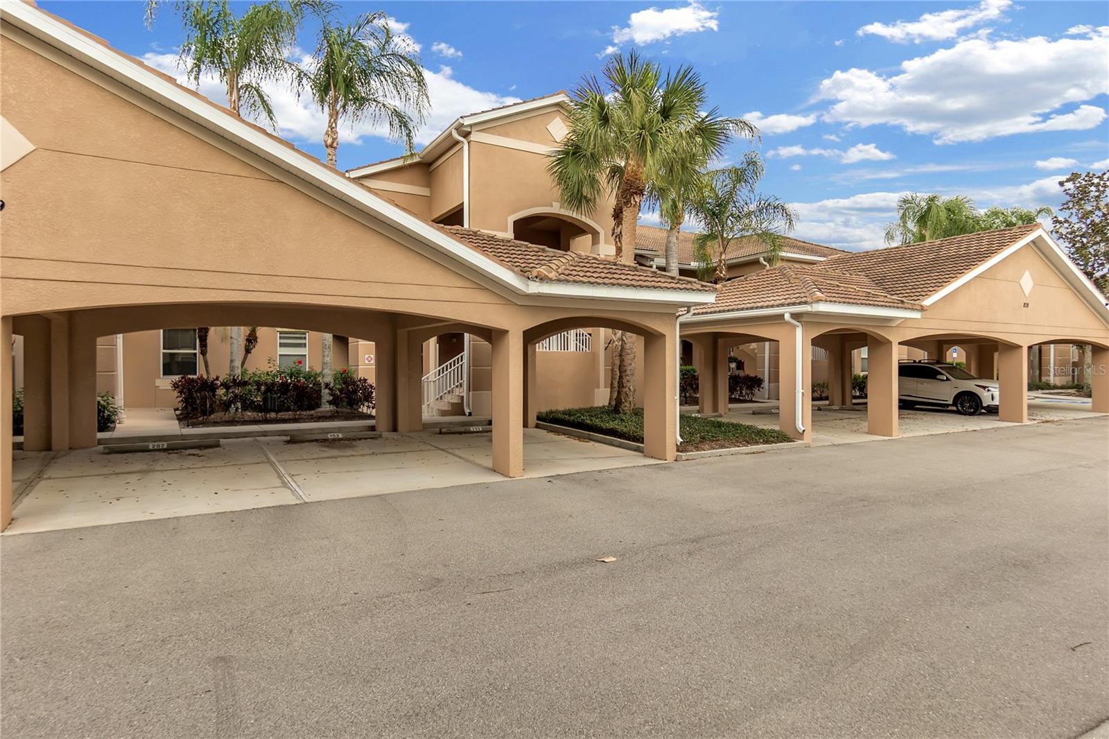 819 Fairwaycove Ln #203