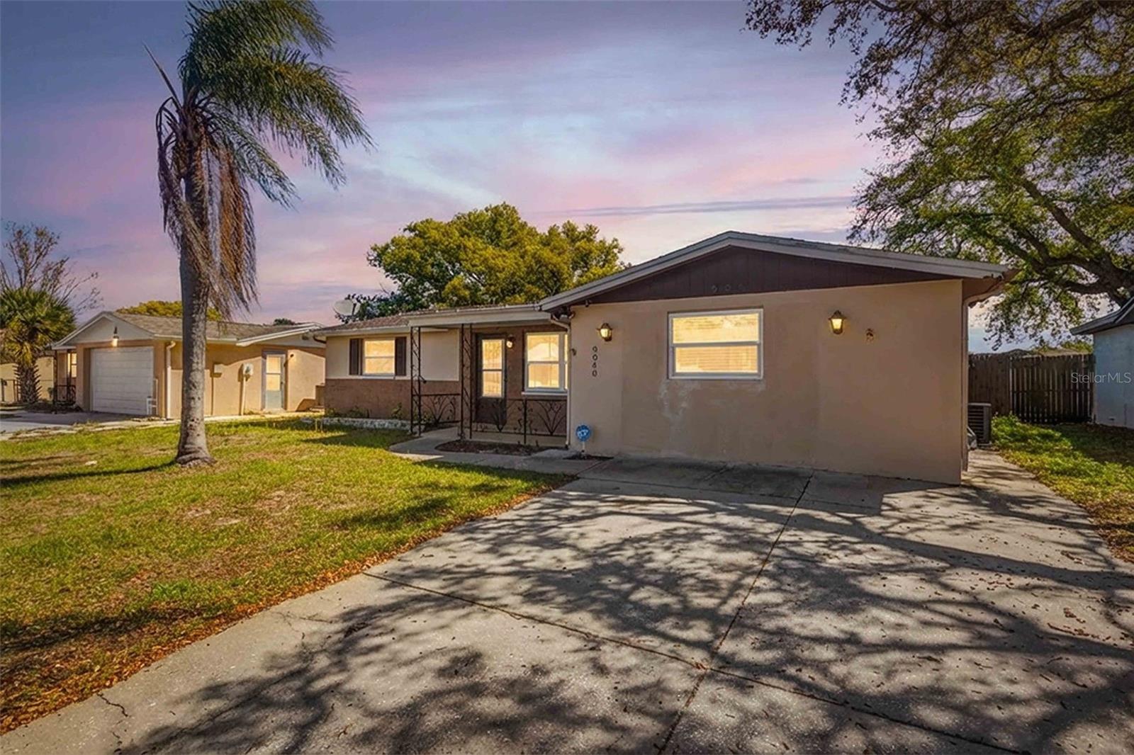 9040 Lunar Ln