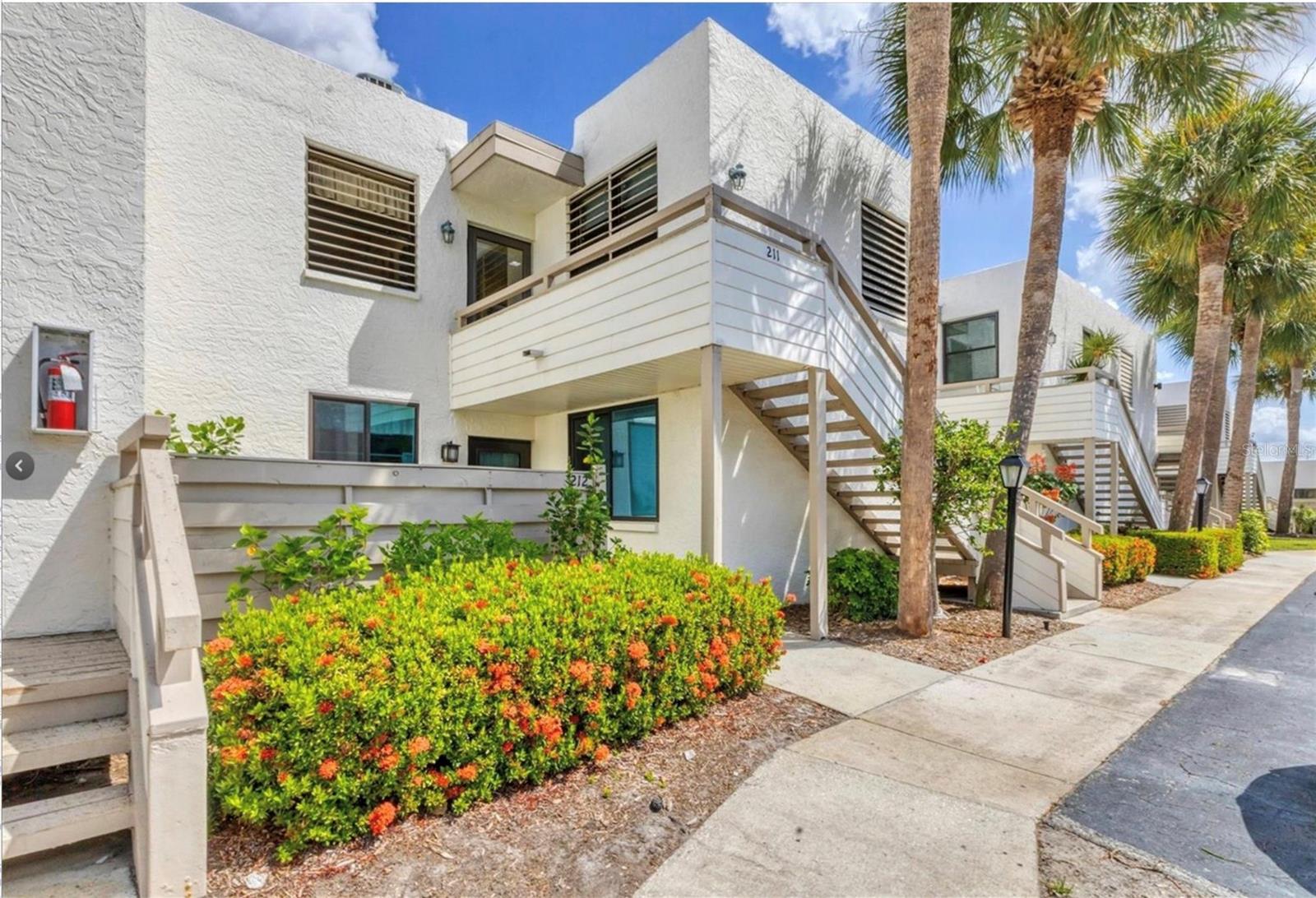 211 Lakewood Dr #211