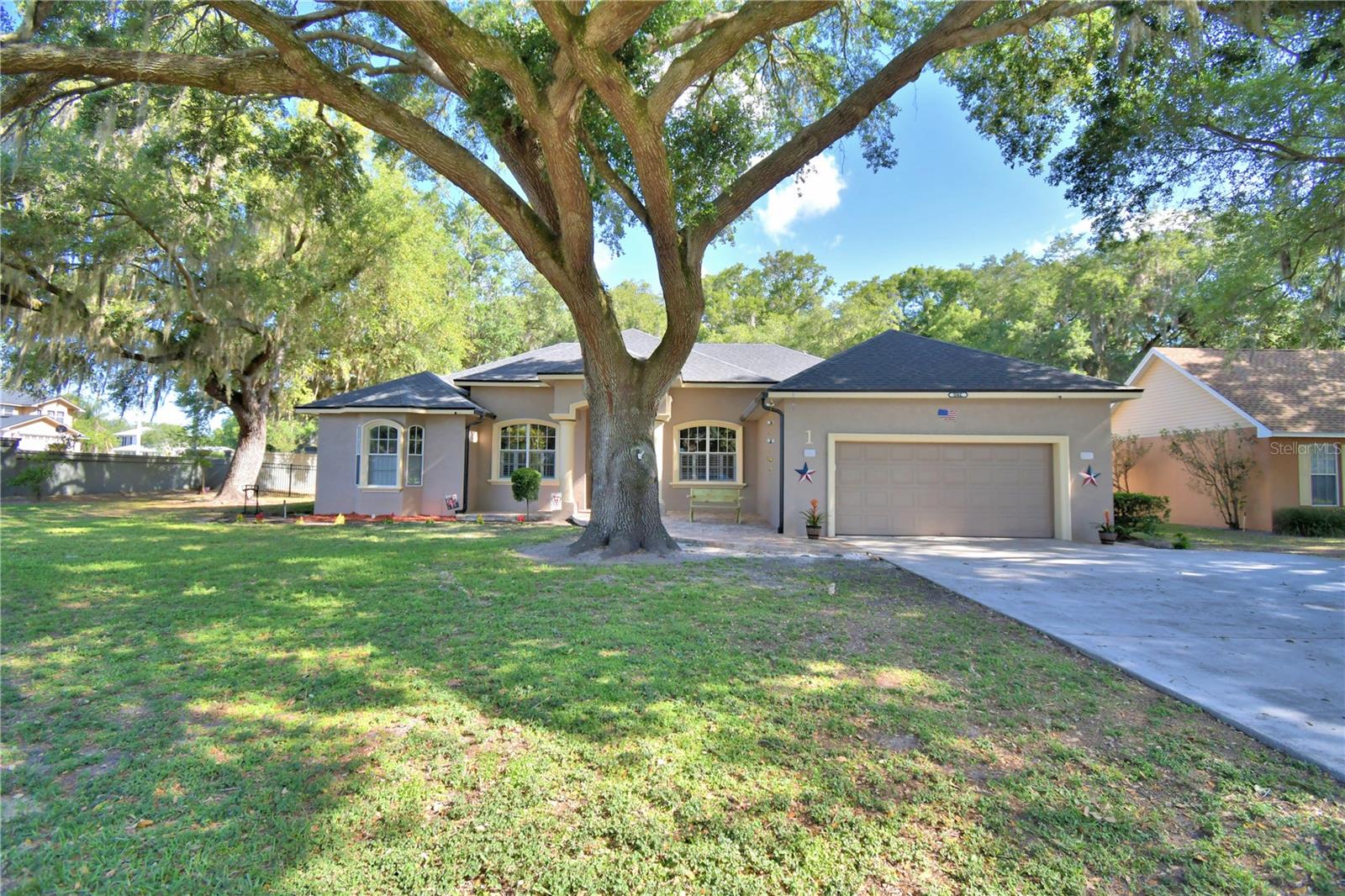 1 Lake Eloise Ln