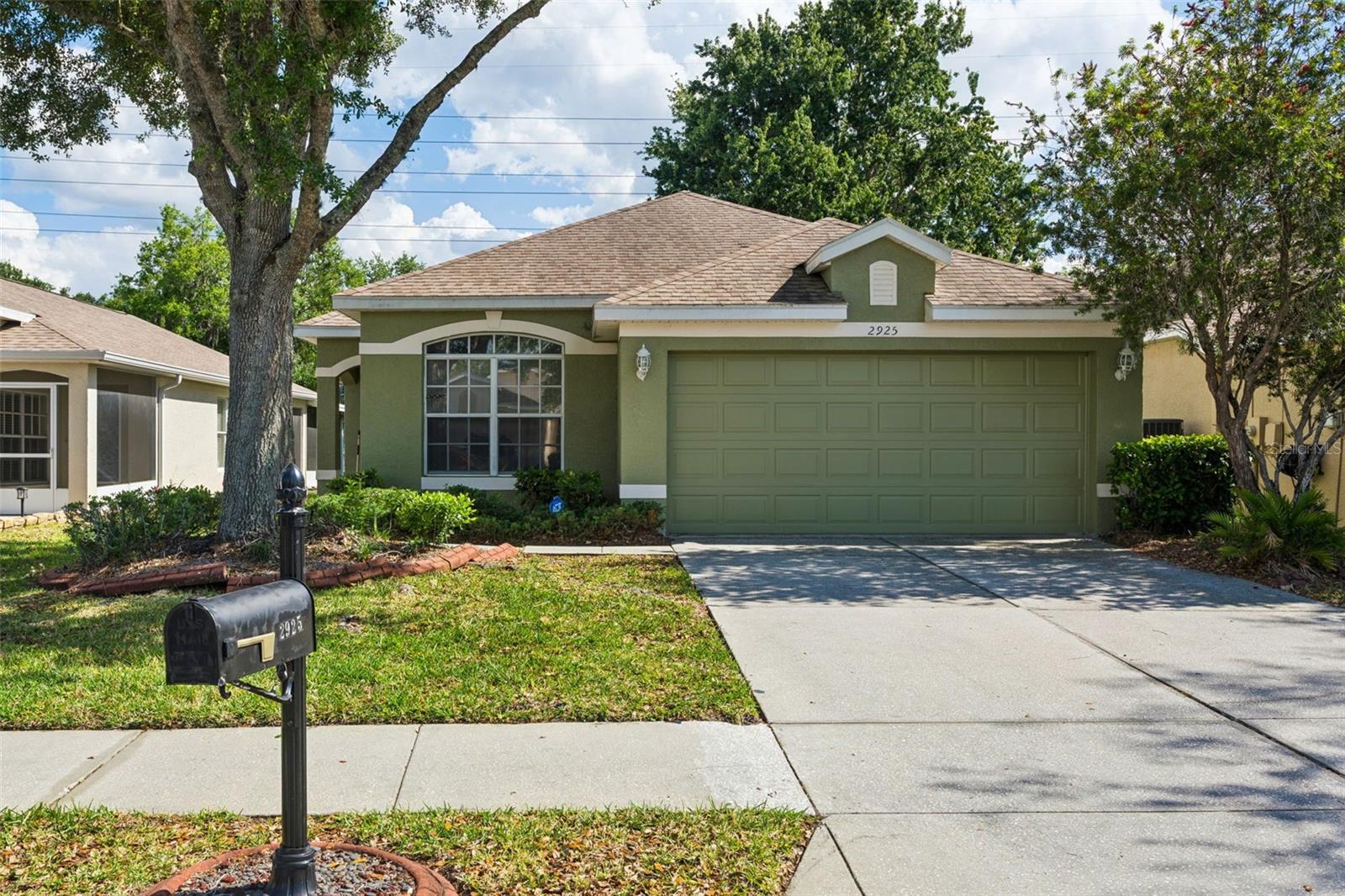 2925 Banyan Hill Ln