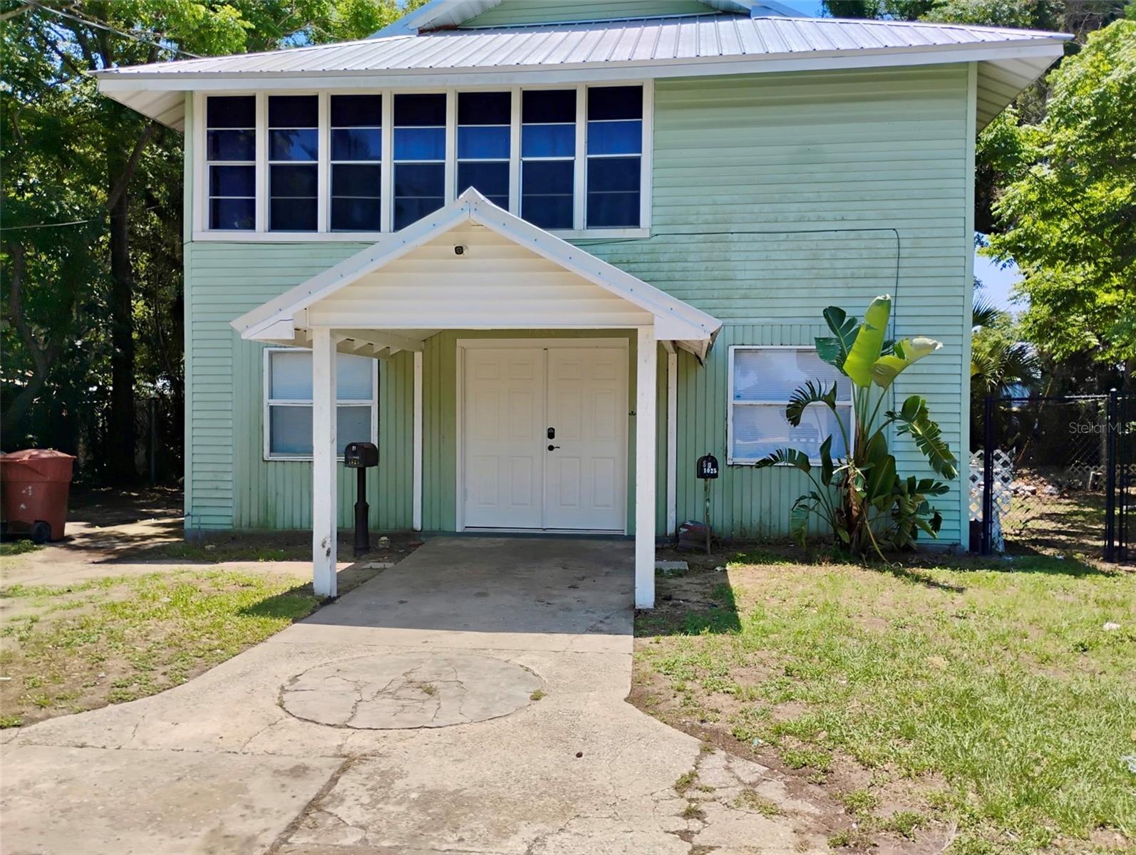 1025 E Main St
