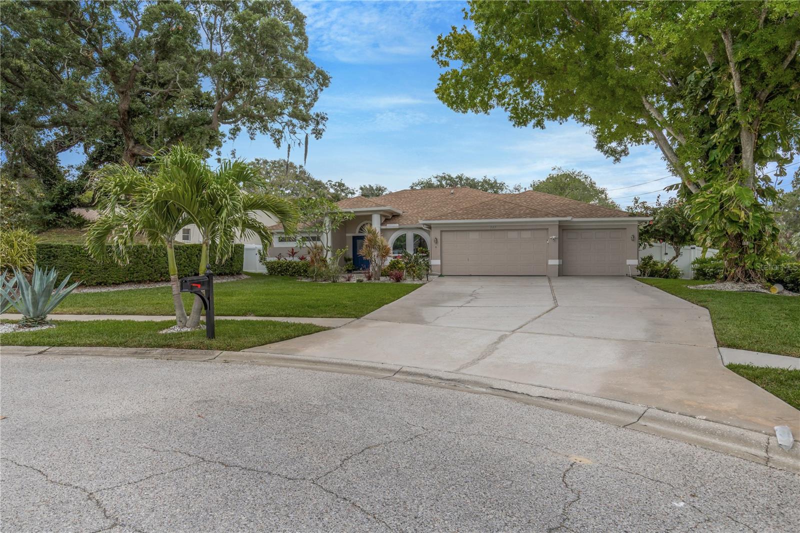 727 Hidden Lake Dr