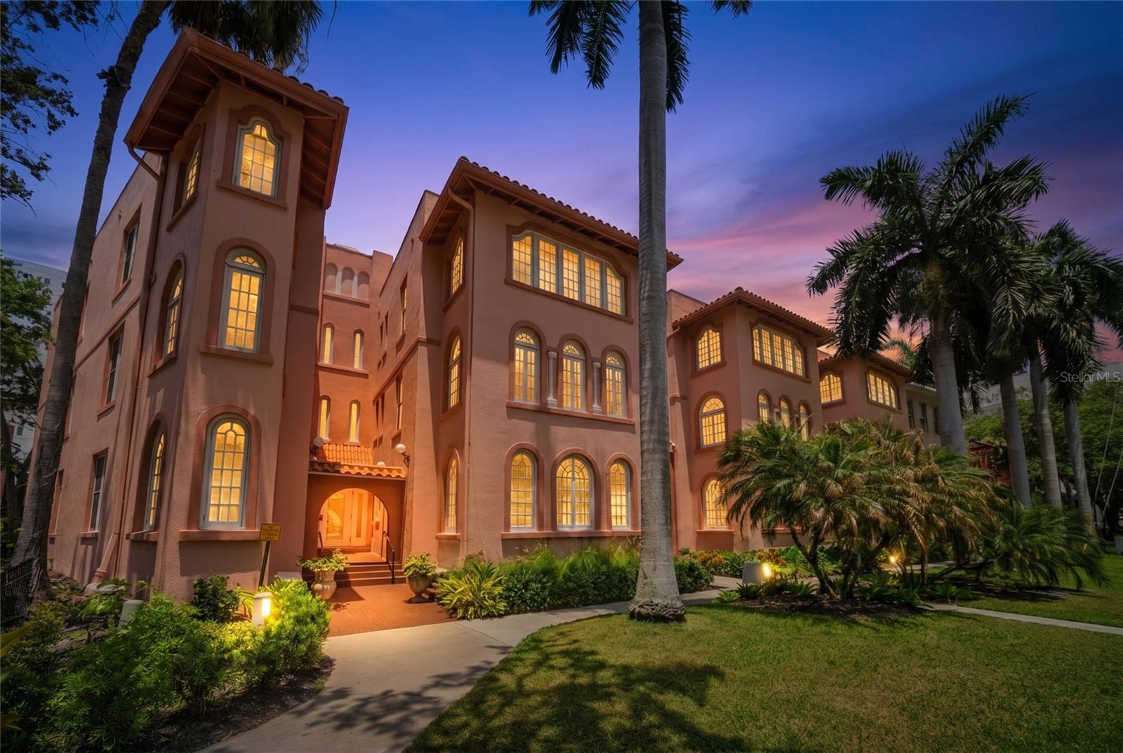 1221 N Palm Ave #202