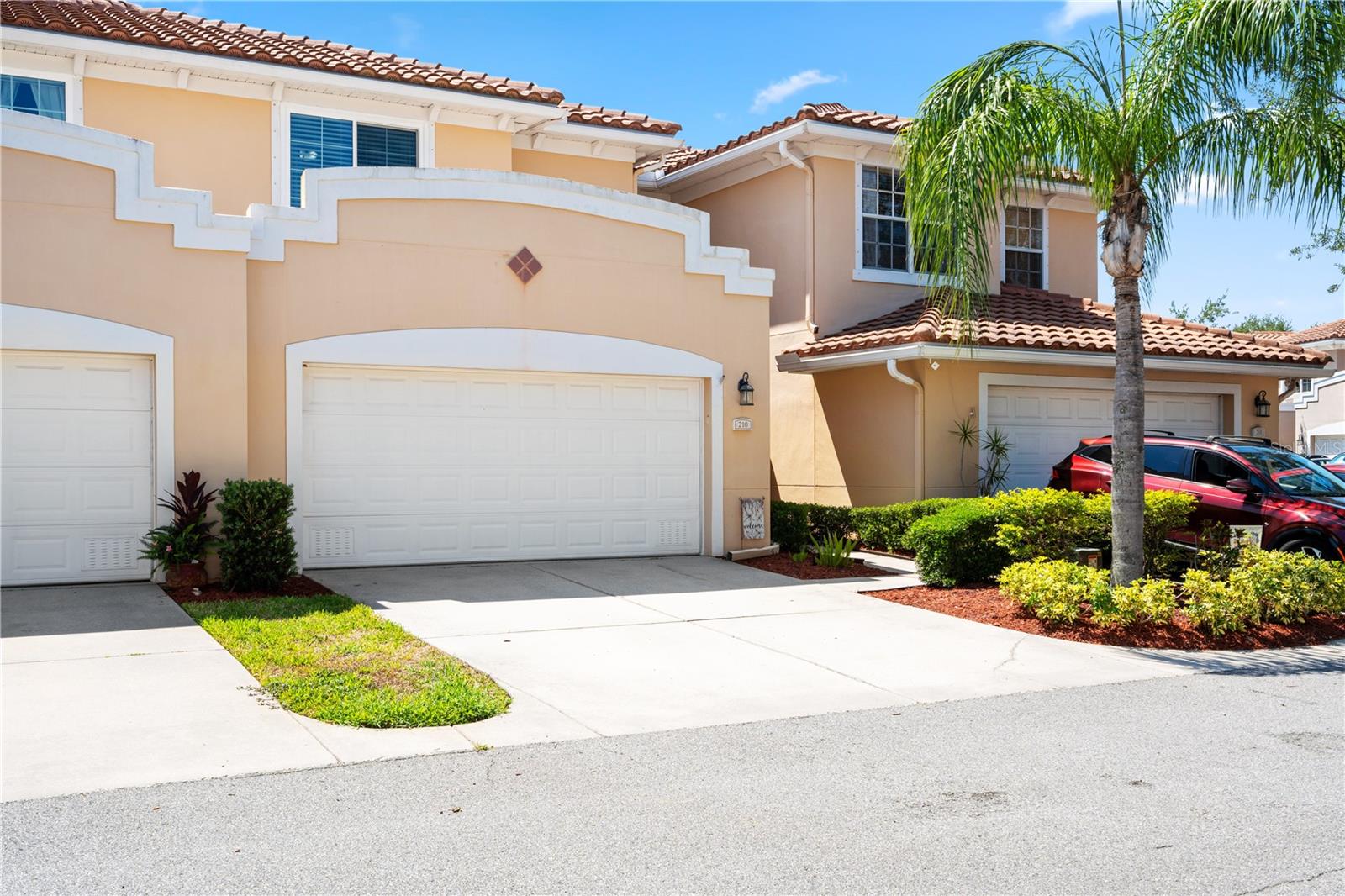 210 Valencia Cir