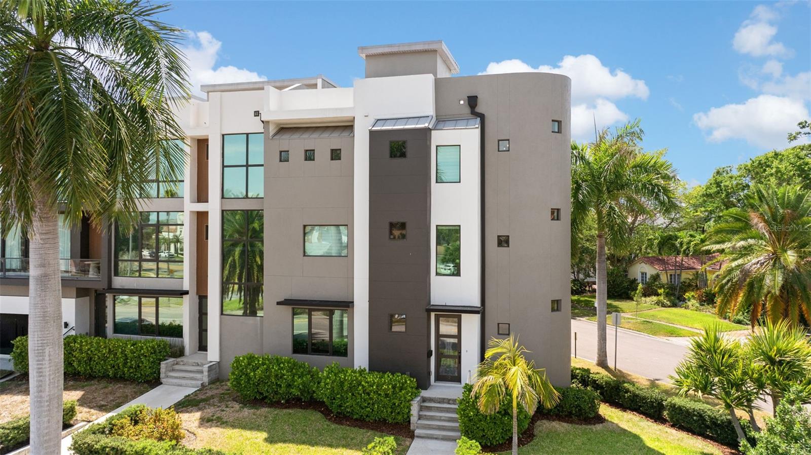 92 W Davis Blvd