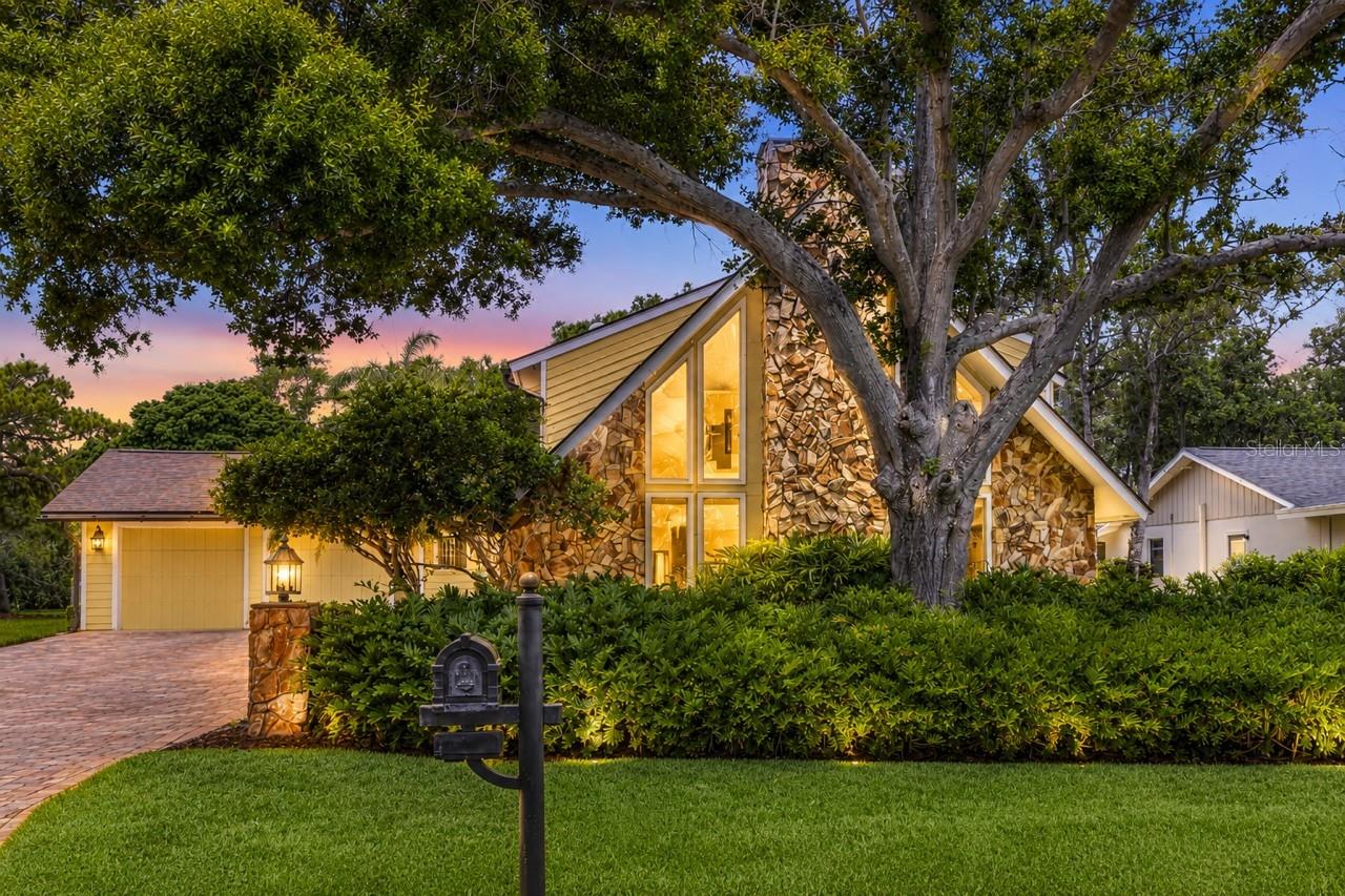 1944 Levine Ln