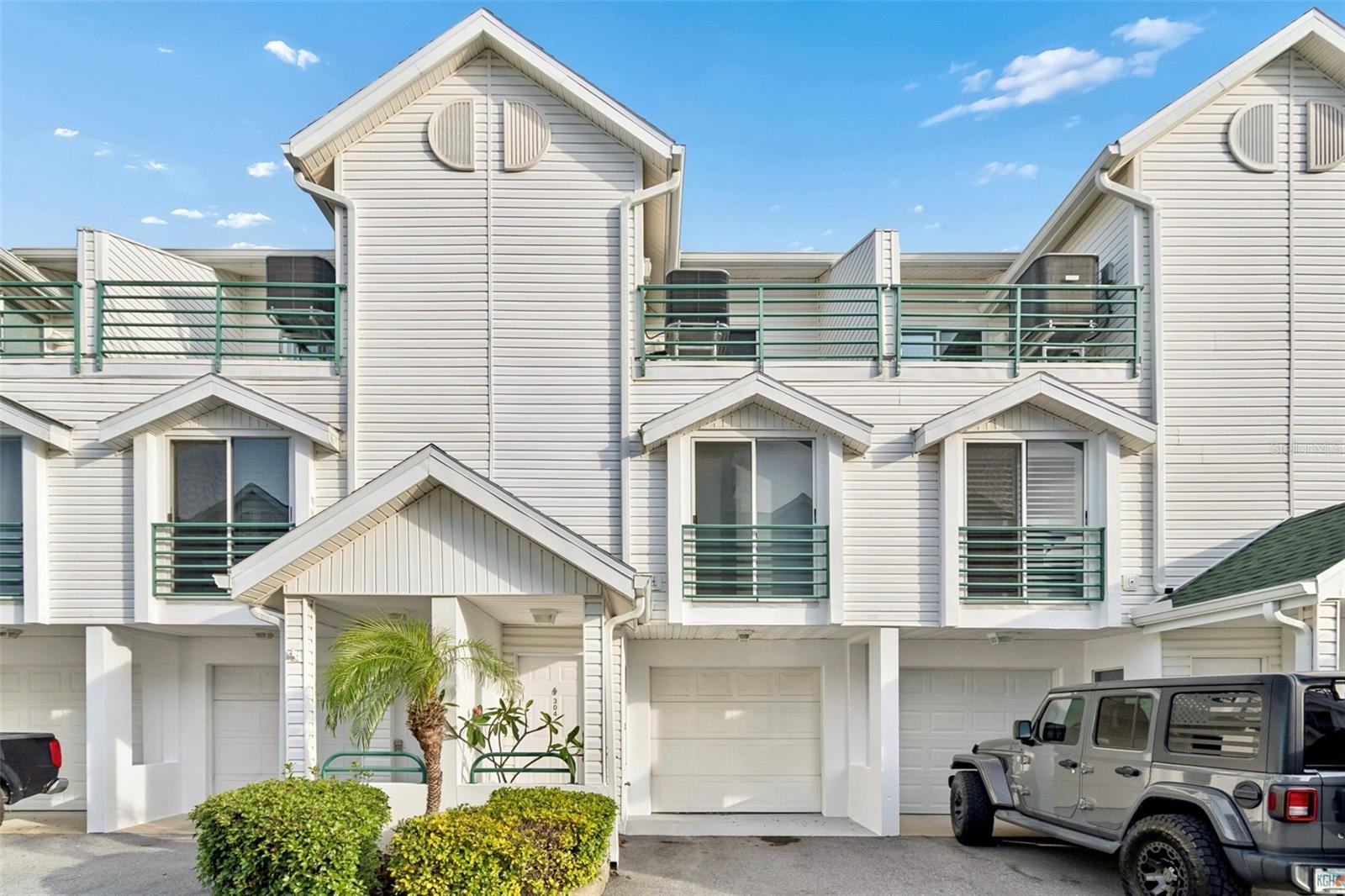 320 Island Way #304
