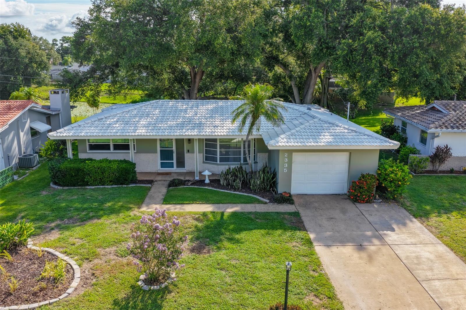 2335 Surrey Ln