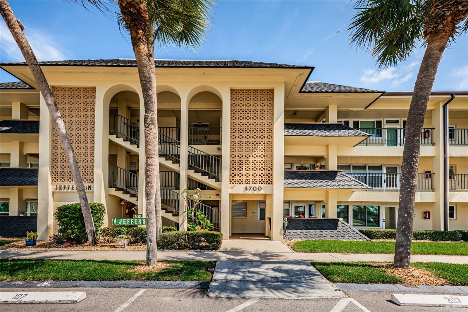 4700 Cove Cir #208