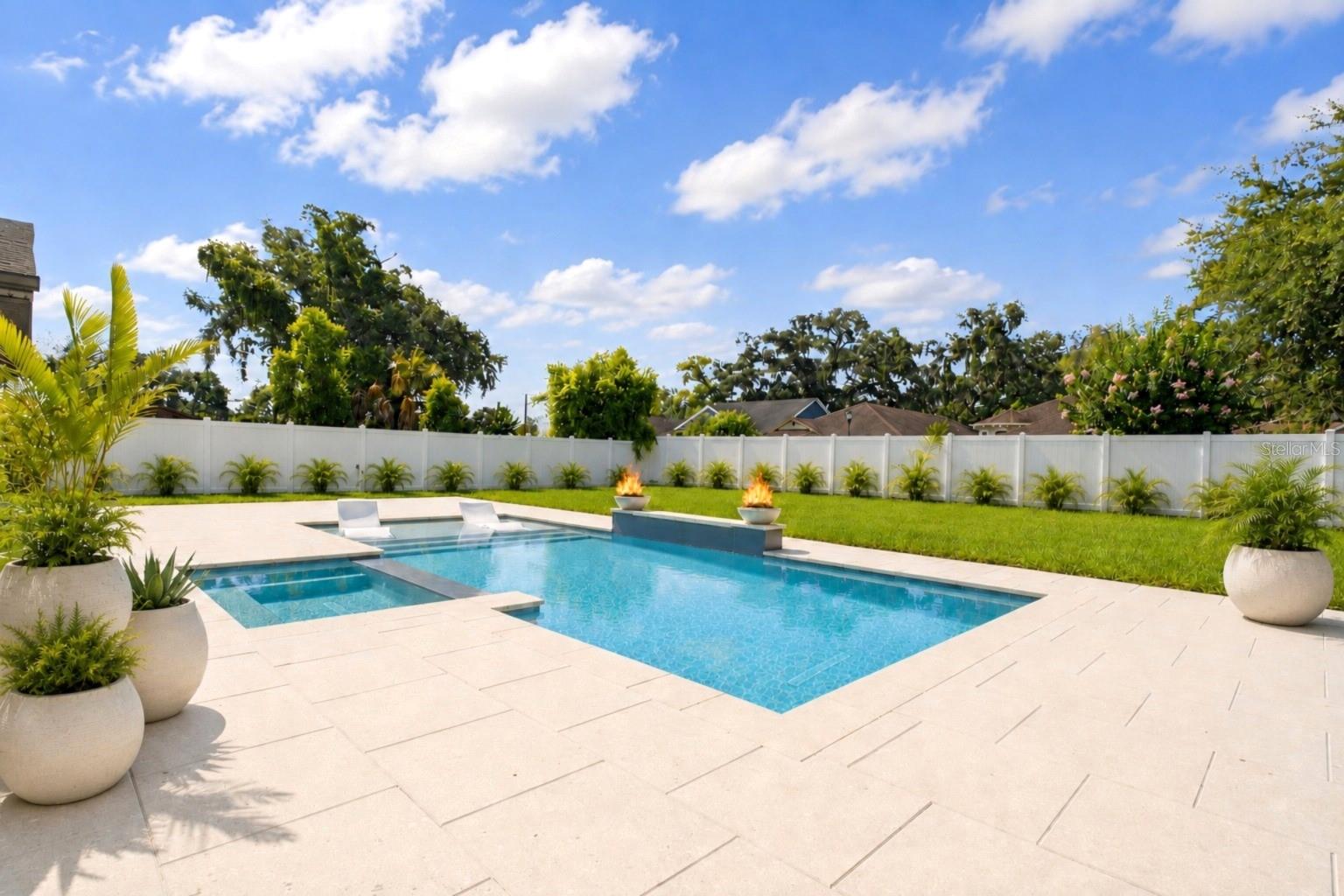 906 Samy Dr