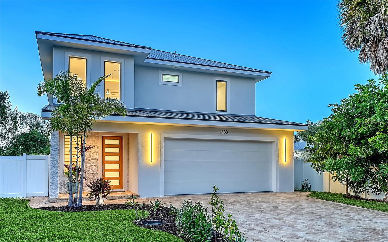 2483 Bay St