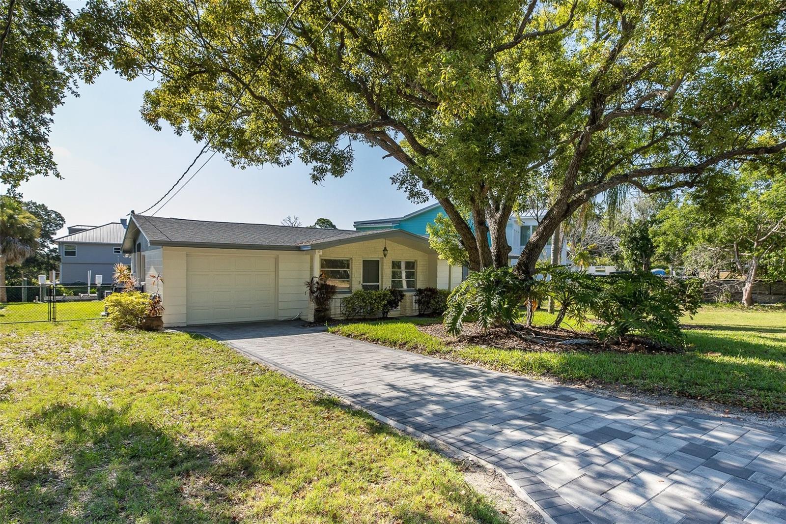 3318 Pineview Dr