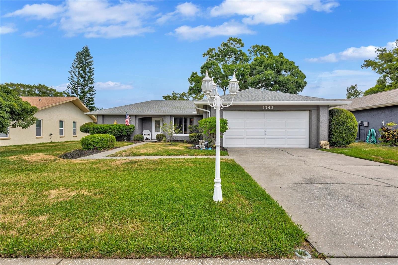 1743 MacDonnell Dr