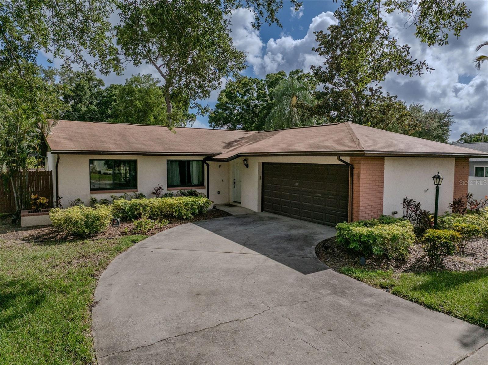 6960 Pinecrest Ln N