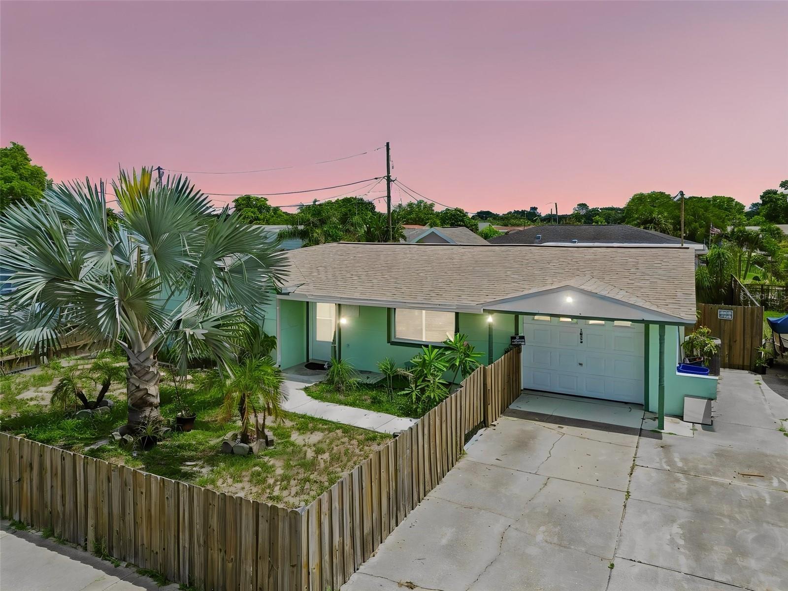 1056 Tamarac Dr