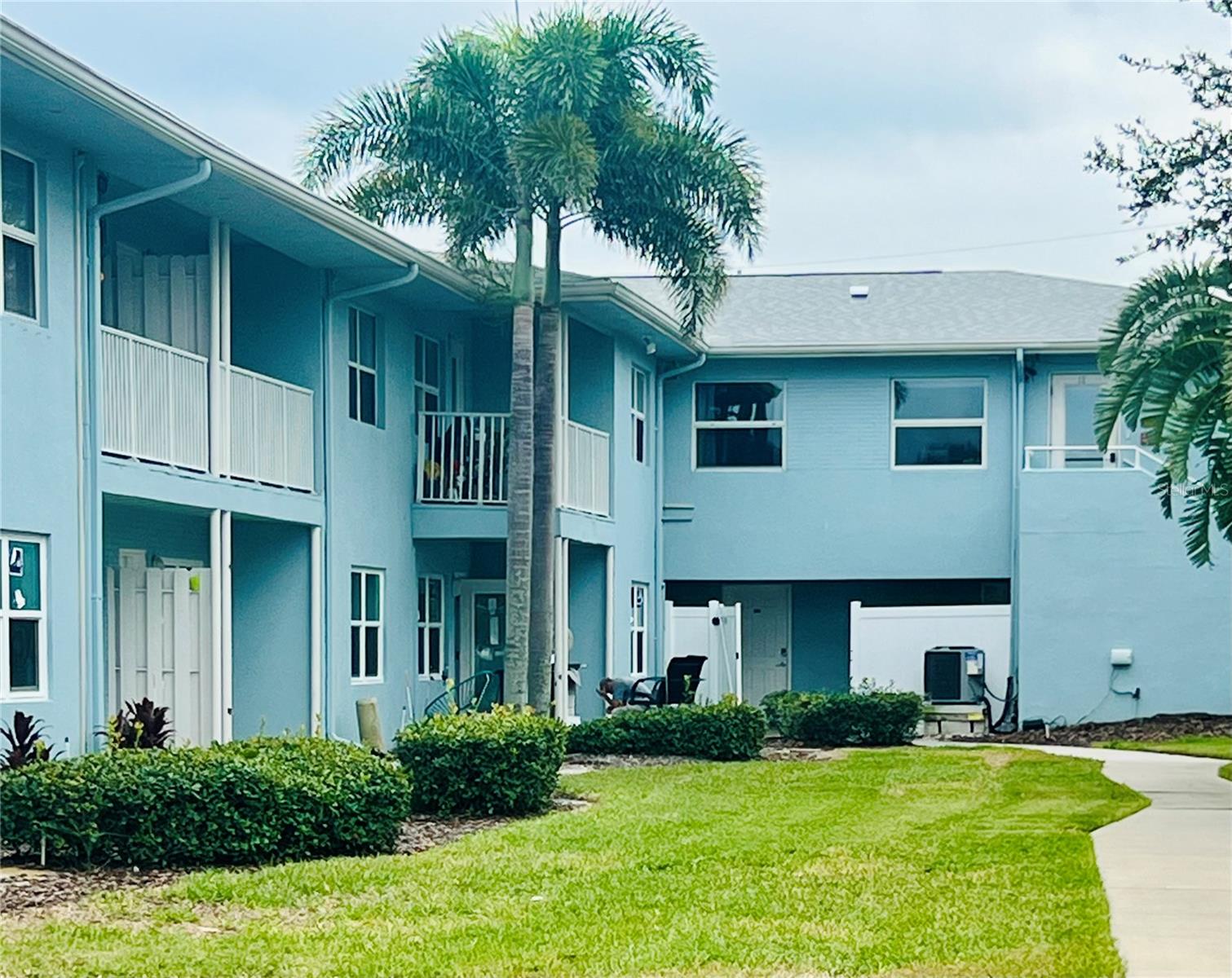 300 Venetian Dr #2