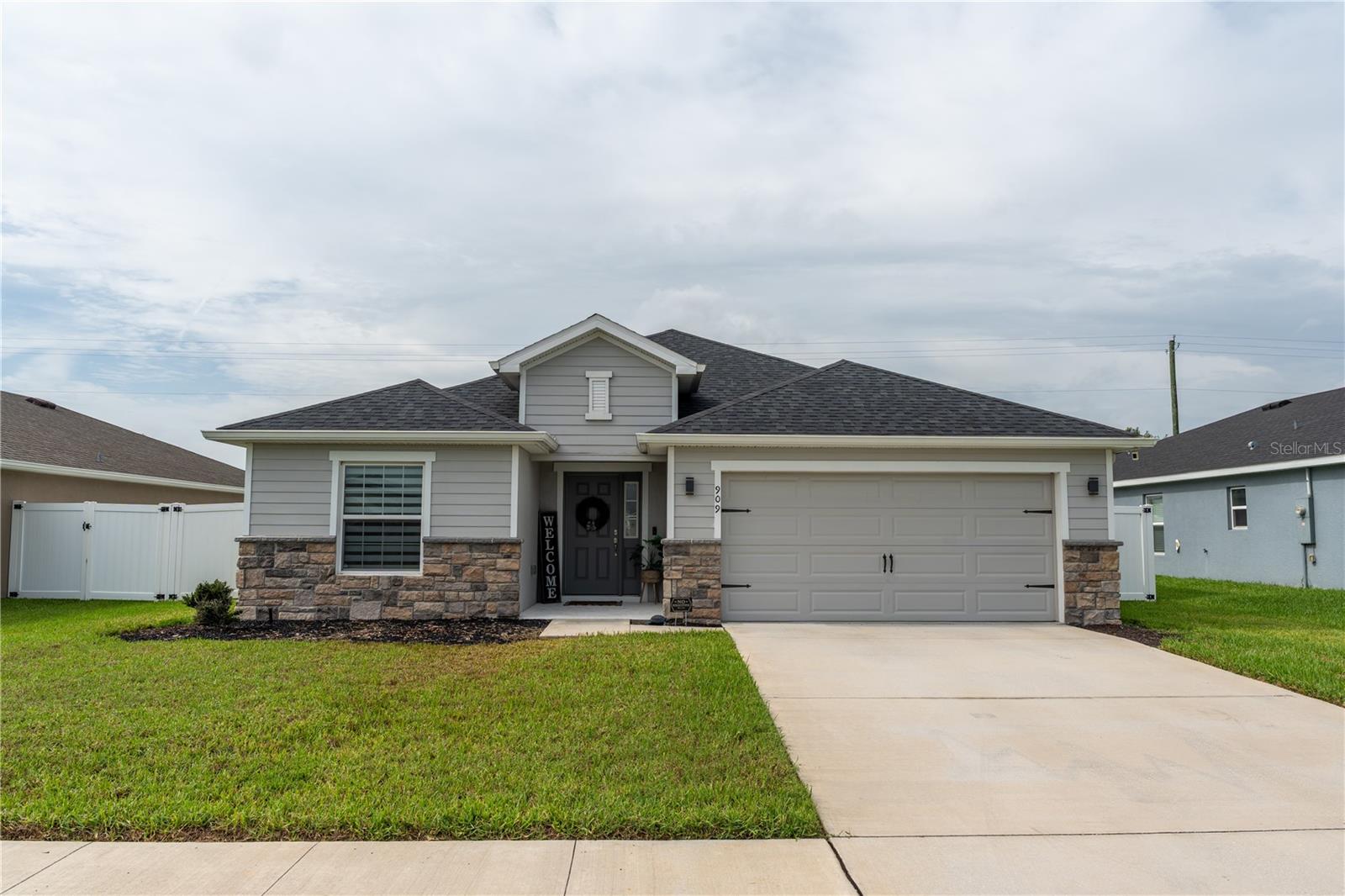 909 Montgomery Ln