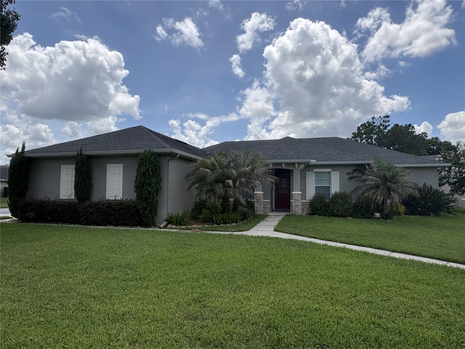2118 Edgewater Cir