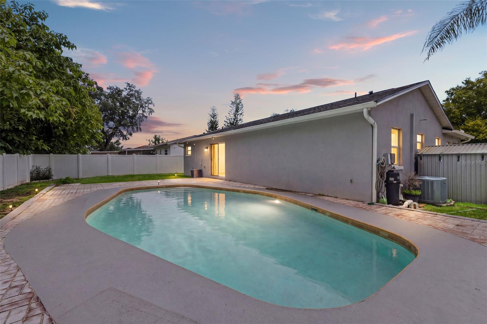 560 Robin Hill Cir