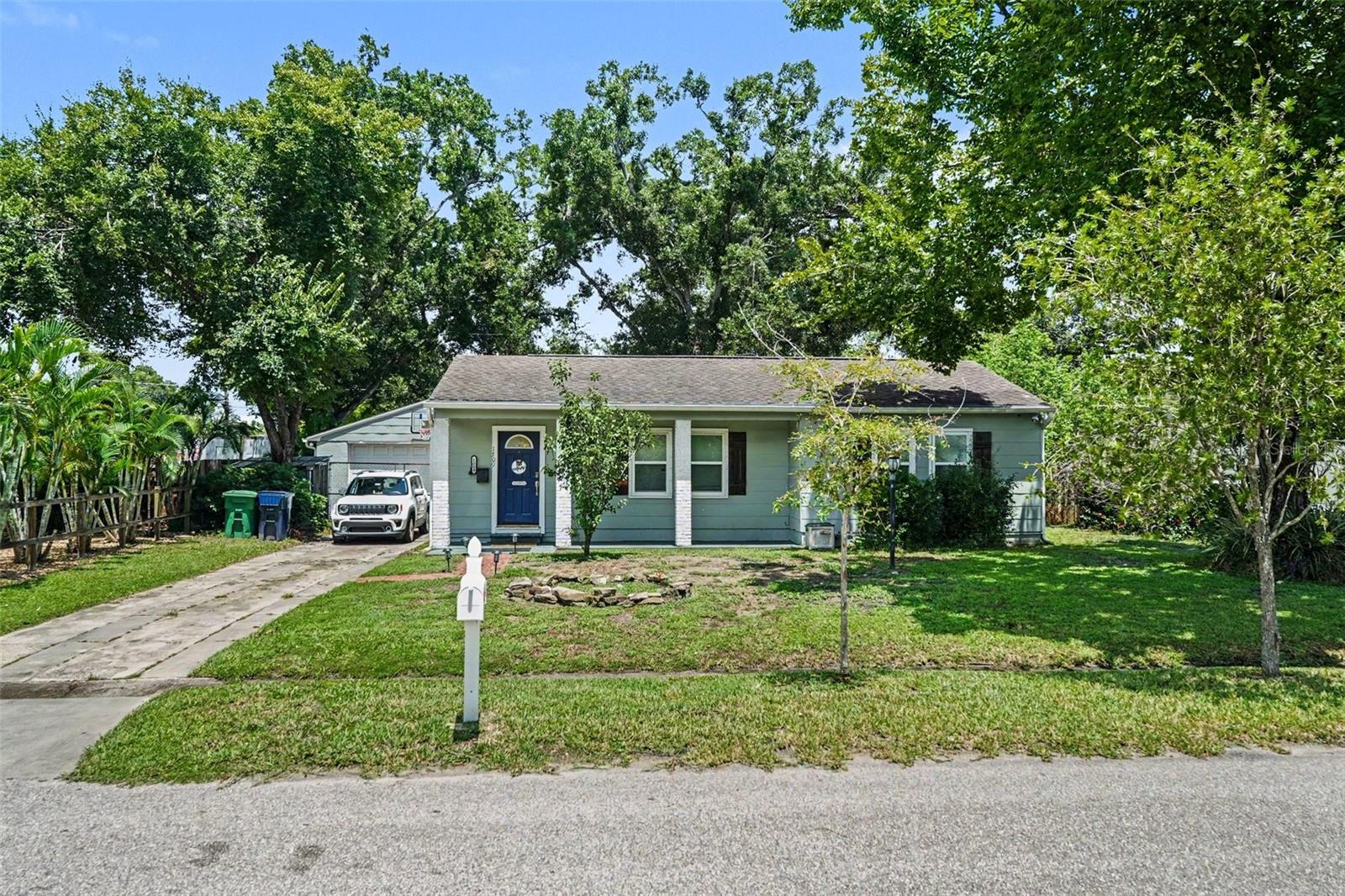 1509 W Barr Dr