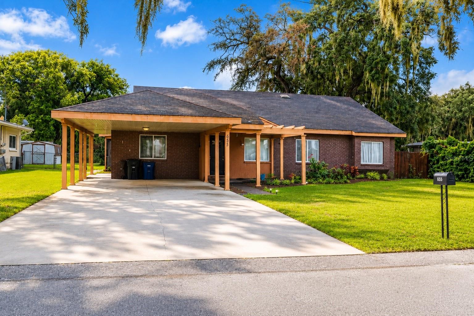 655 Pinecrest Dr