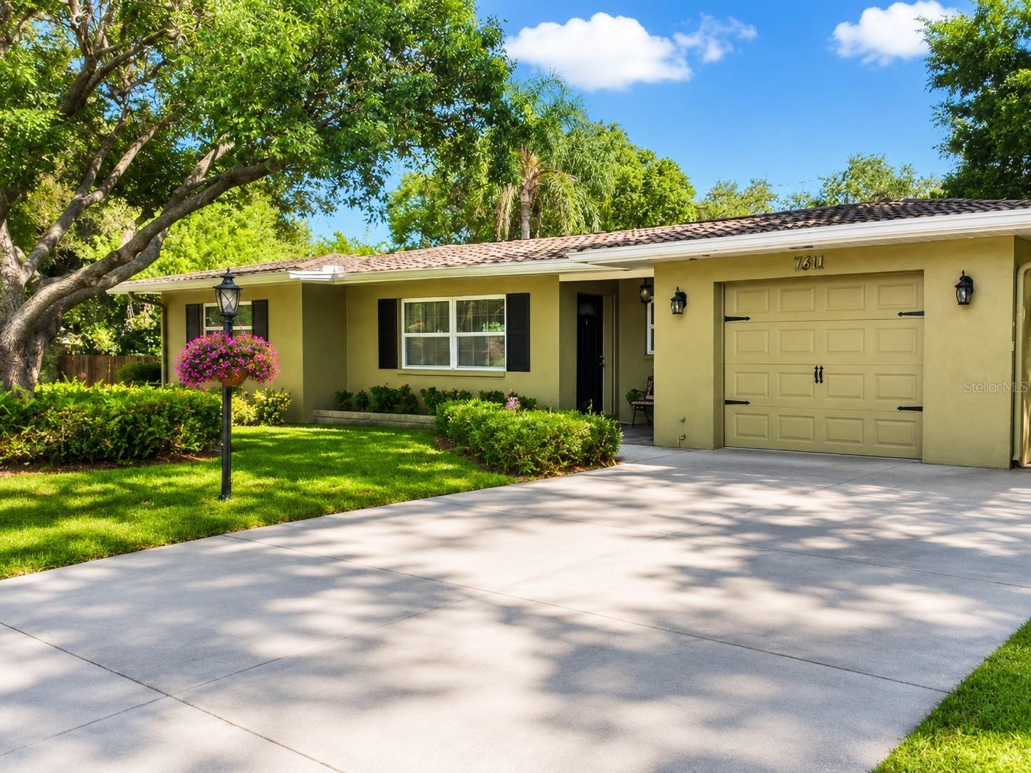 1637 Whitewood Dr