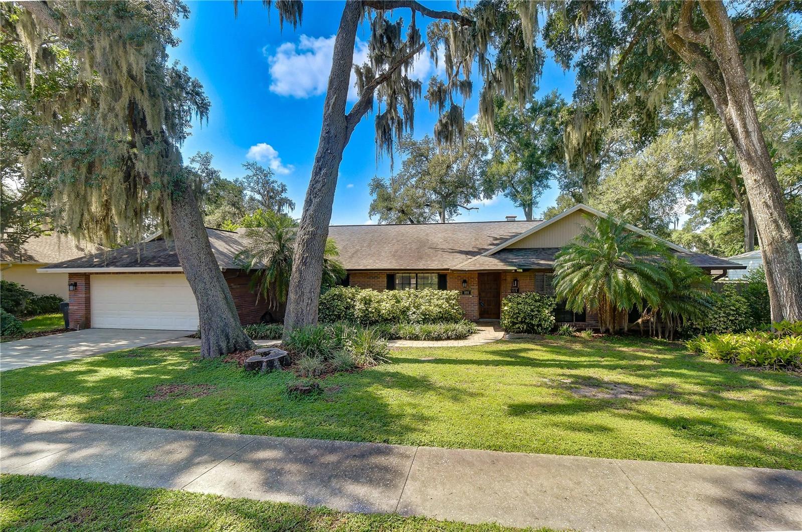1101 Oakridge Manor Dr
