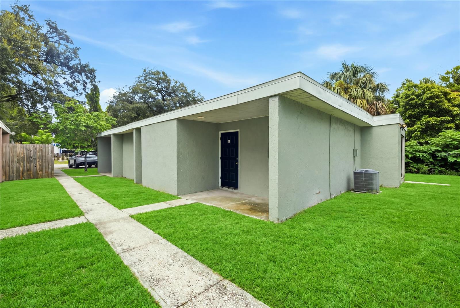1009 E Holland Ave