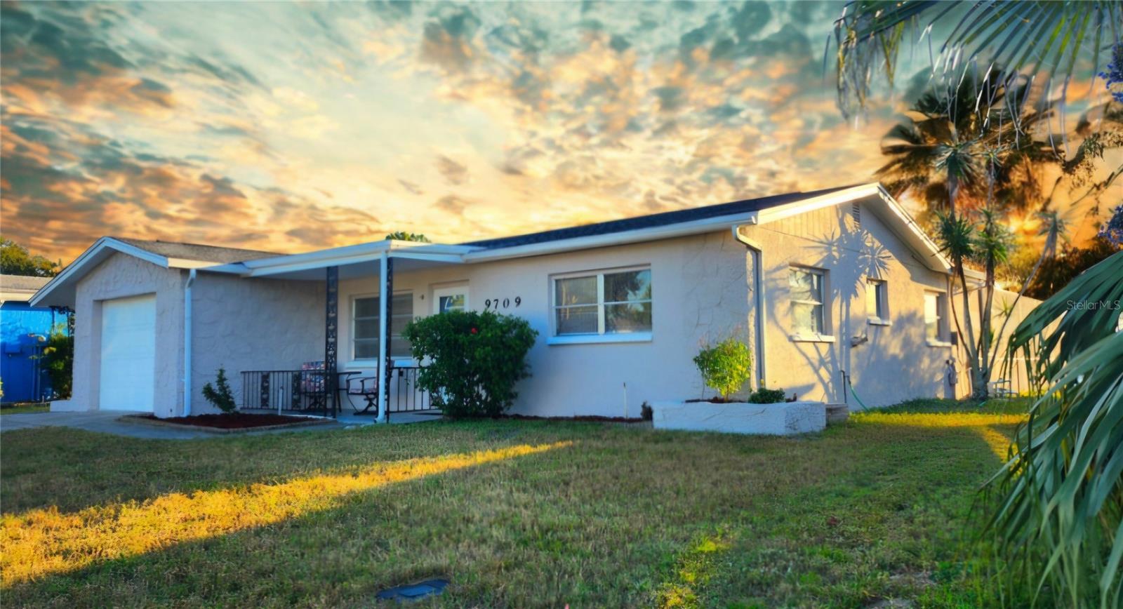 9709 Lakeside Ln