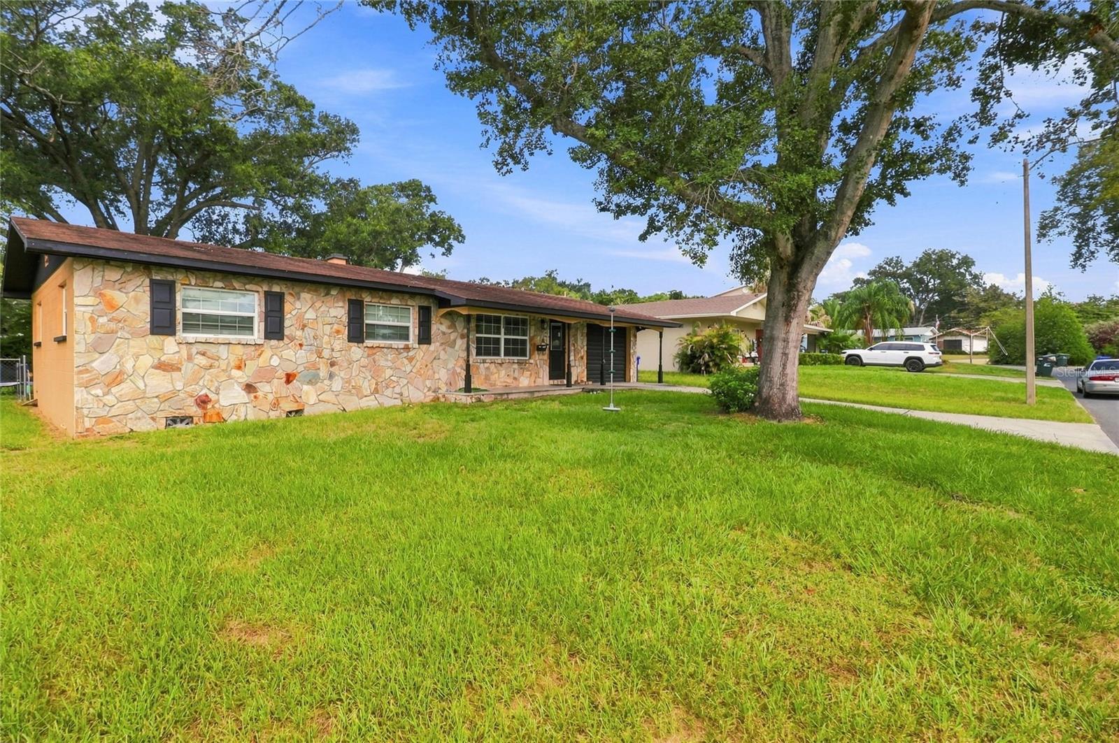 3203 Carleton Cir E