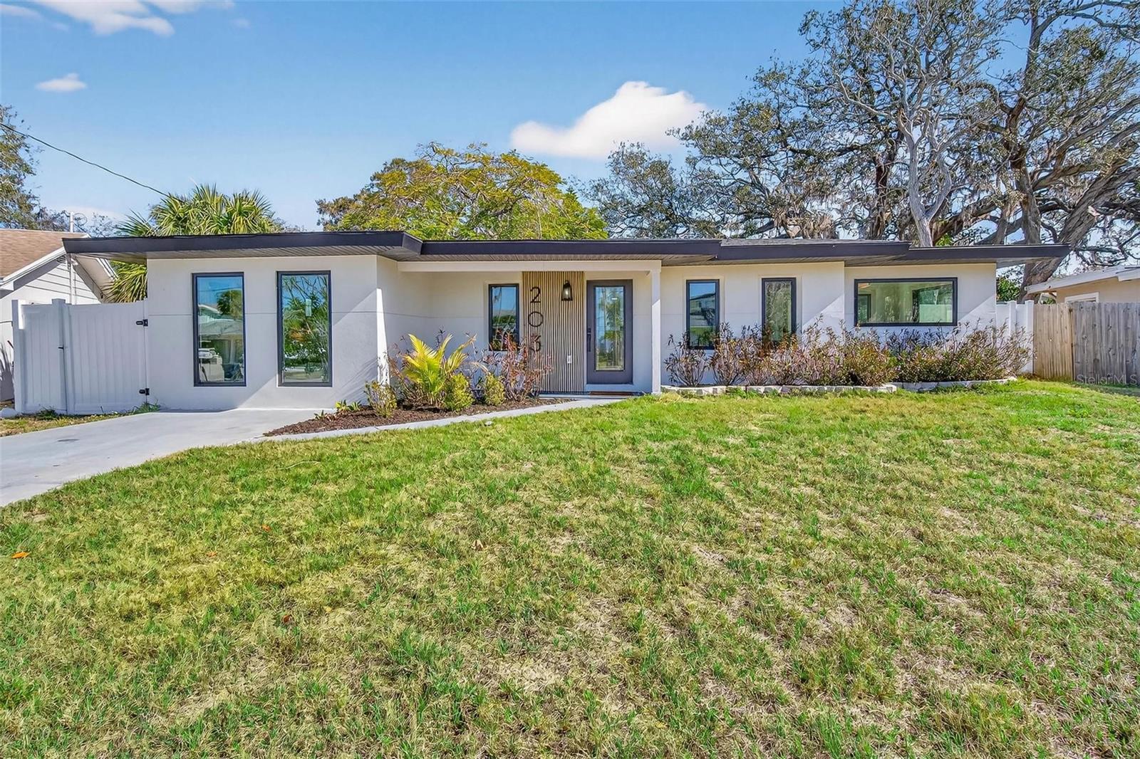 203 Driftwood Dr W