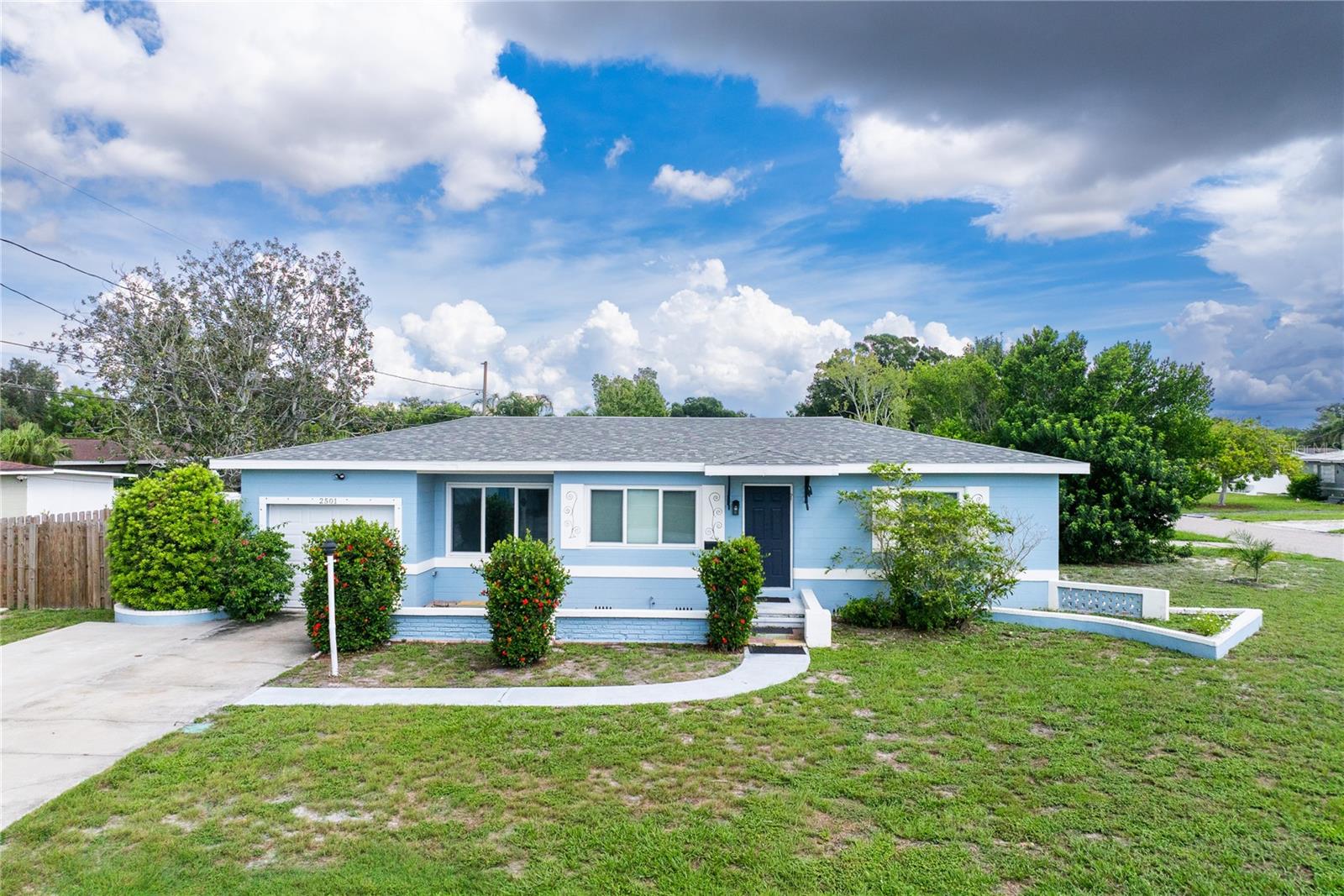 2501 Leslee Lake Dr N