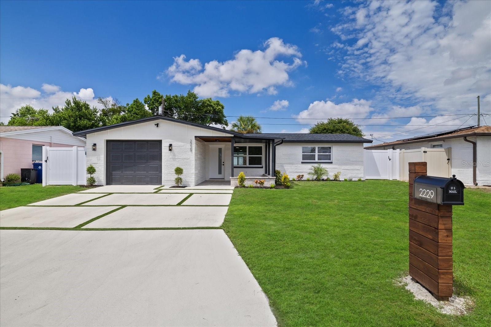2229 Roselawn Dr