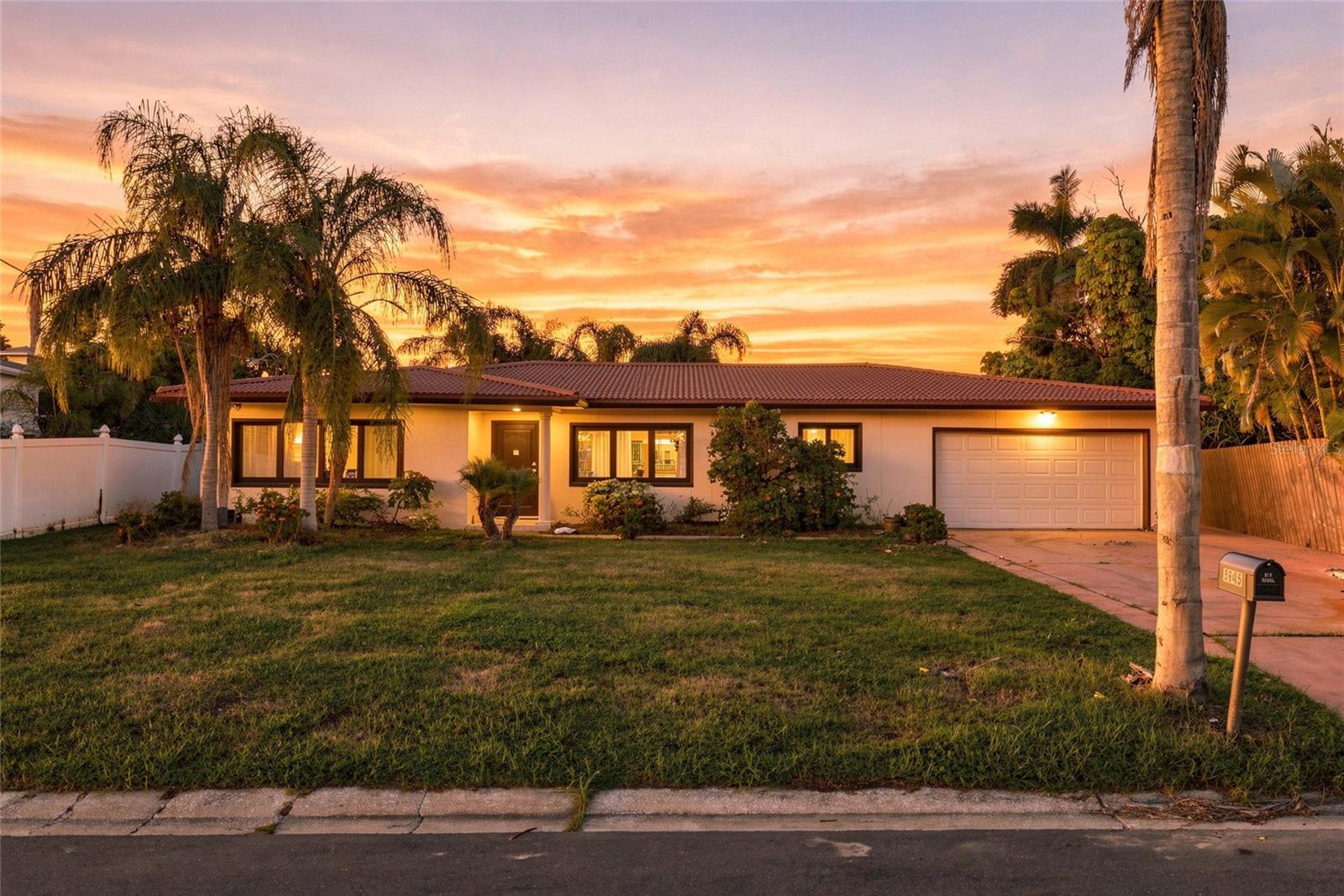 3945 E Eden Roc Cir
