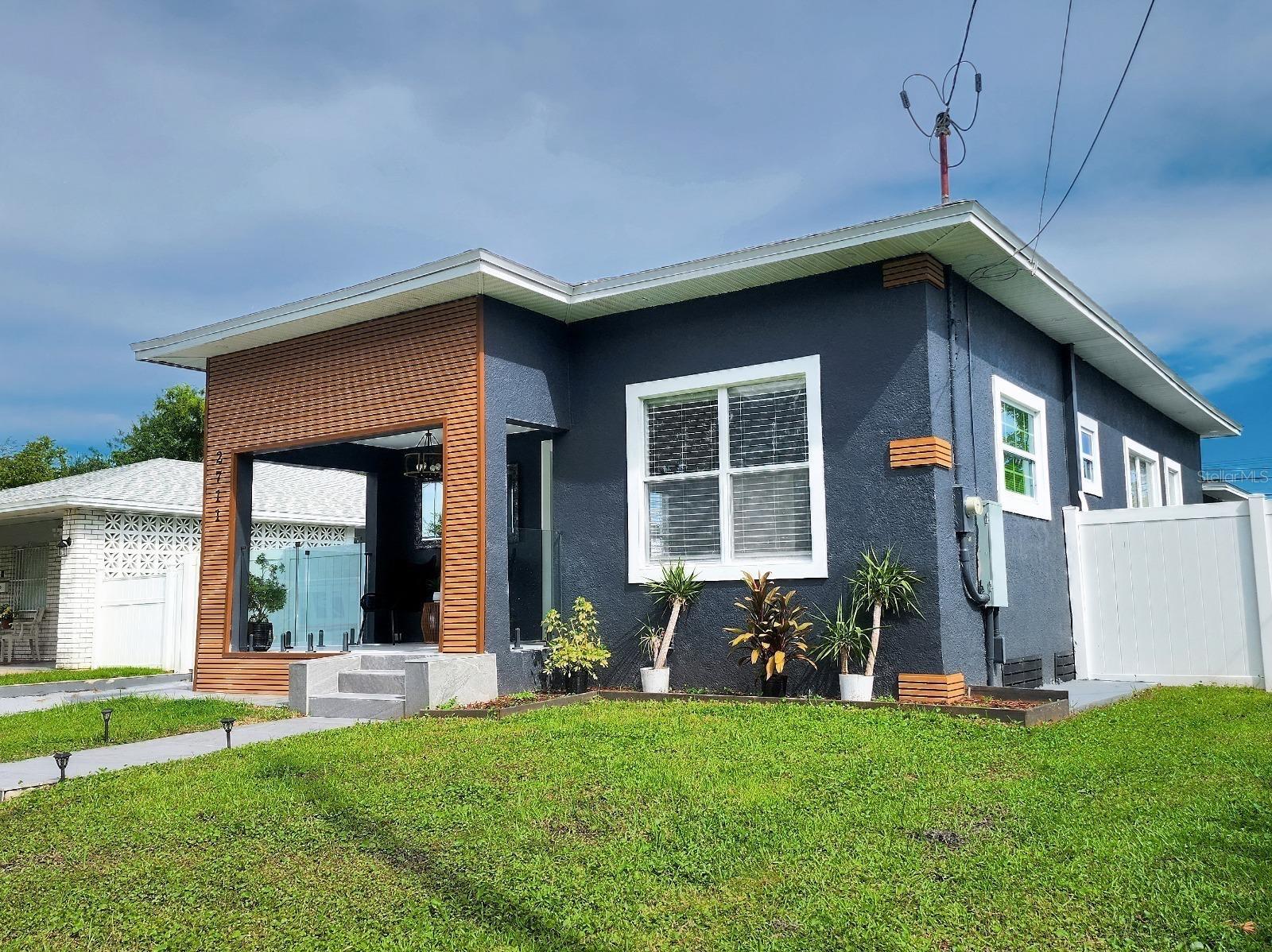 2711 W Cordelia St